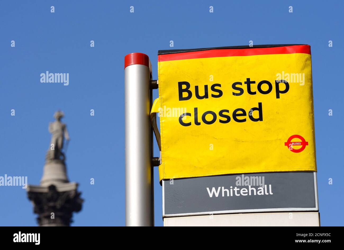 Londra, Inghilterra, Regno Unito. La fermata dell'autobus chiude l'insegna a Whitehall, vicino a Trafalgar Square Foto Stock