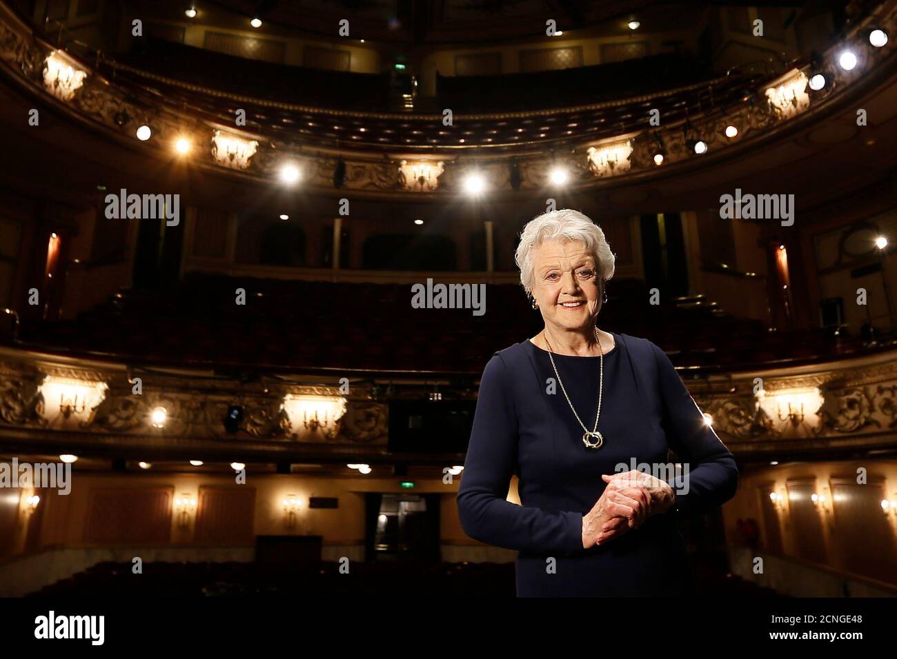 Actress Angela Lansbury poses for a photograph before a news conference at the Gielgud Theatre in central London January 23, 2014. Lansbury will return to the stage for the first time in 40 years. REUTERS/Stefan Wermuth (BRITAIN - Tags: ENTERTAINMENT SOCIETY) Foto Stock
