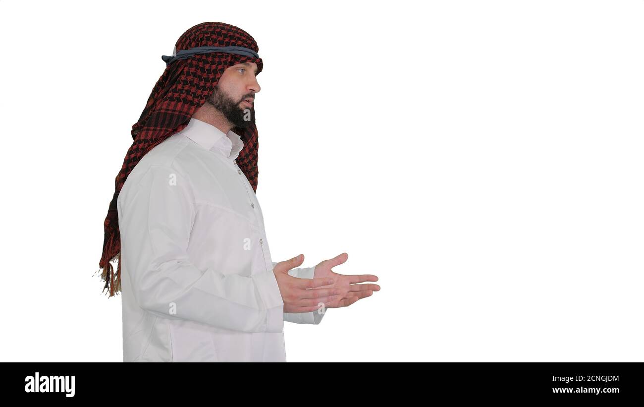 Sheikh in piedi e raccontare una storia su sfondo bianco. Foto Stock