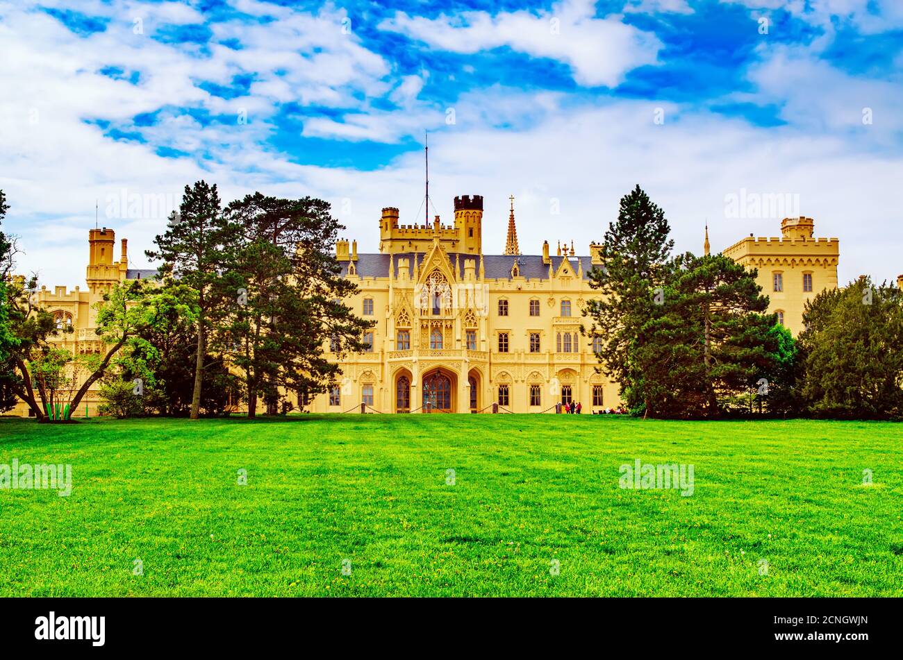 Lednice Palace vista, paesaggio culturale di Lednice-Valtice, Sud regione della Moravia Foto Stock