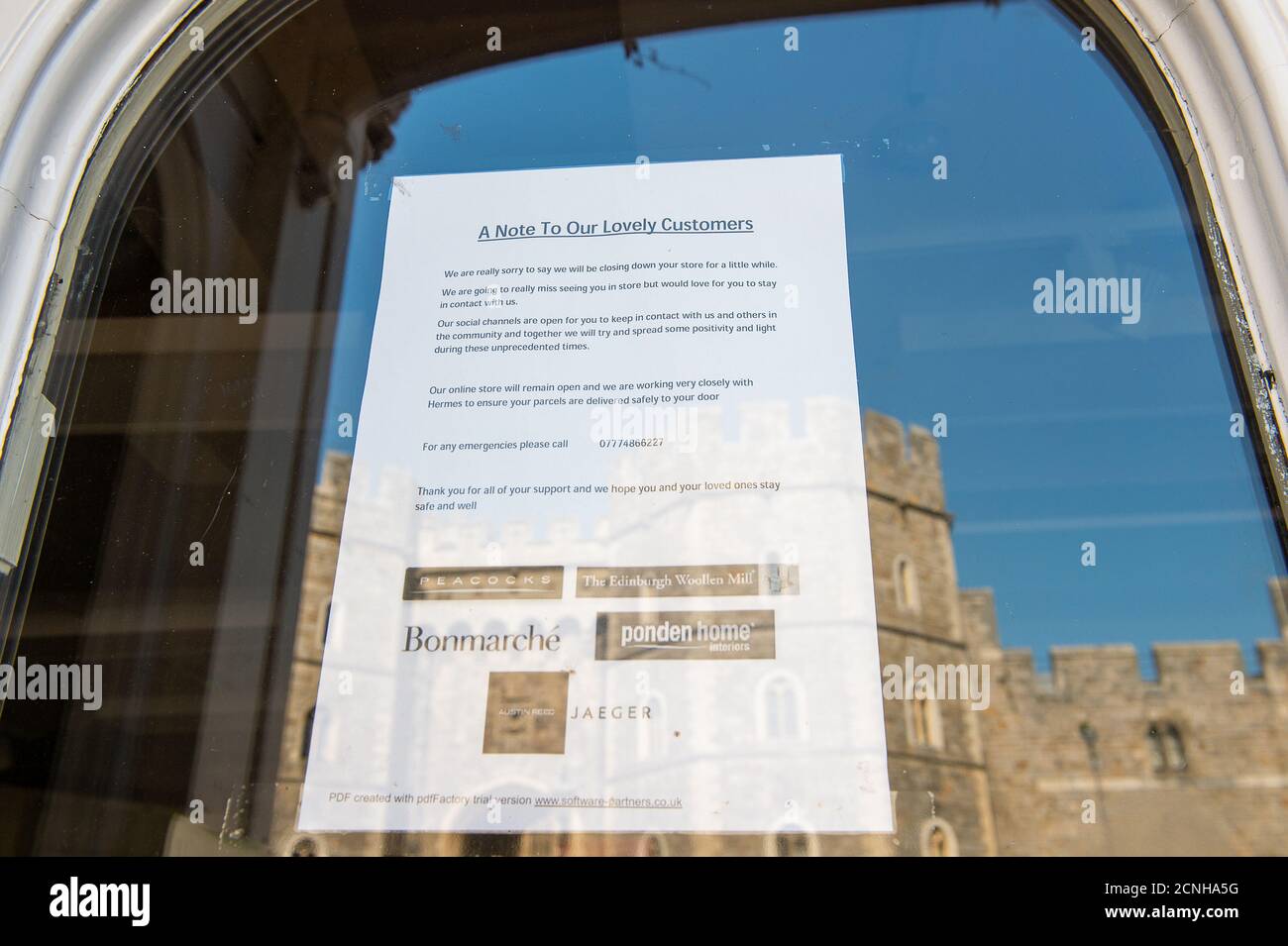 Windsor, Berkshire, Regno Unito. 18 Settembre 2020. Il Wollen Mill di Edimburgo, di fronte al Castello di Windsor, normalmente popolare tra i visitatori stranieri di Windsor, è temporaneamente chiuso. Il numero di turisti in visita a Windsor rimane molto inferiore al solito, il che influisce sulle aziende locali. Il numero di casi positivi di Coronavirus nel Royal Borough di Windsor e Maidenhead è aumentato di altri 66 nuovi casi la settimana scorsa. Credit: Maureen McLean/Alamy Live News Foto Stock