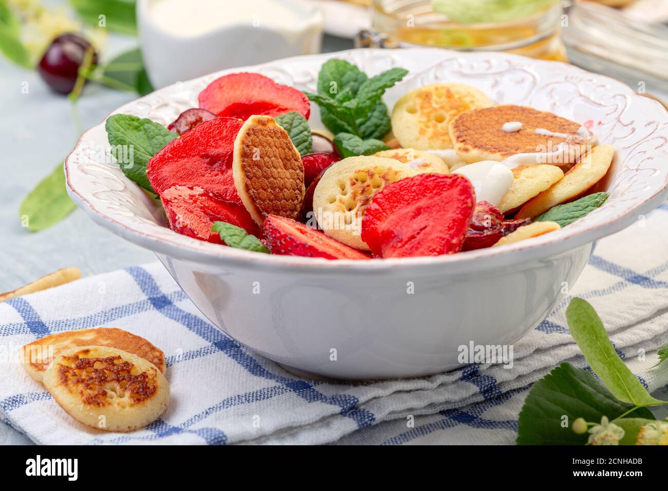 Porridge di pancake da minuscoli pancake. Foto Stock