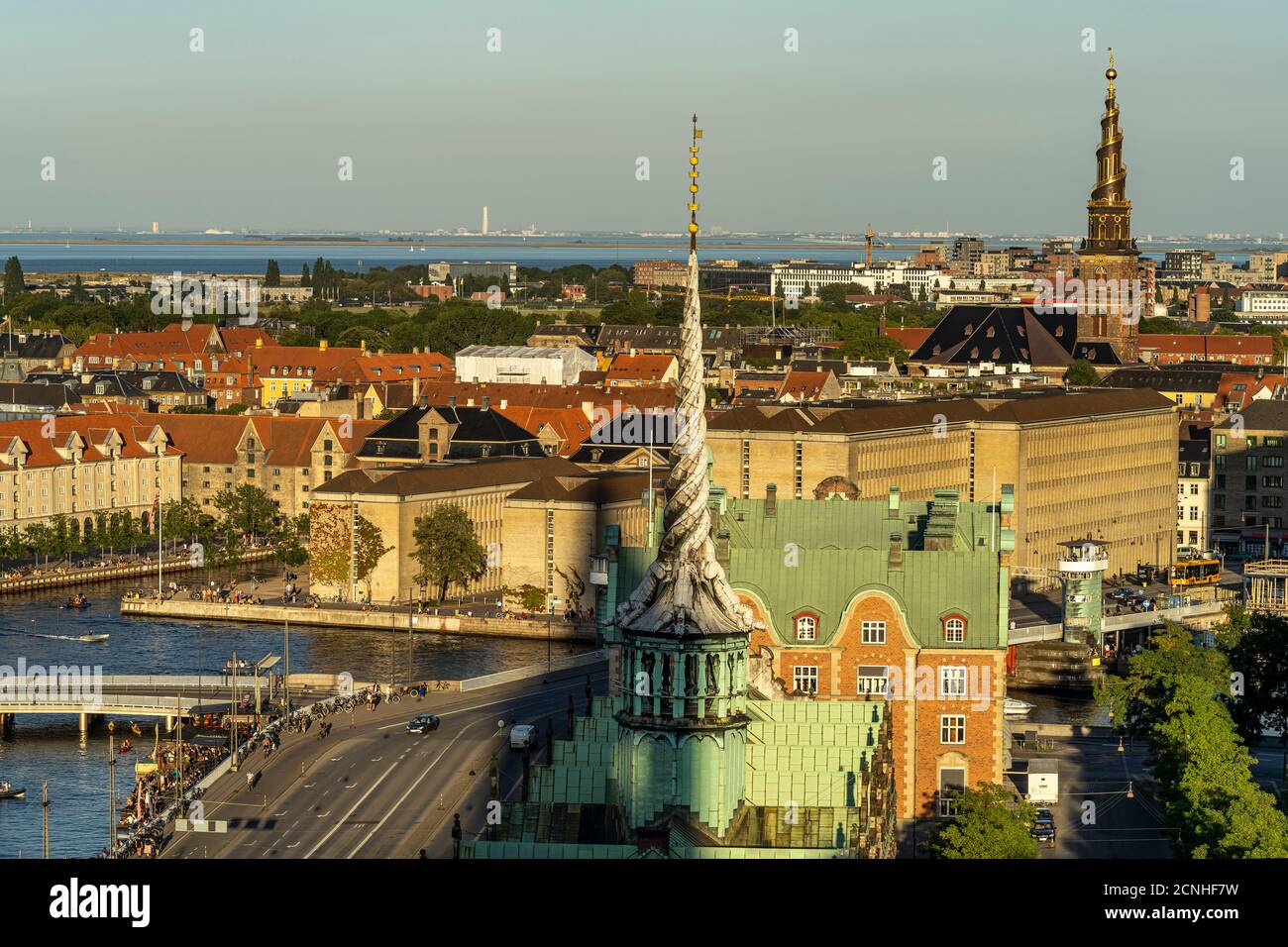 Blick vom Turm der Christiansborg Schlosskirche auf Kopenhagen mit Børsen, Erlöserkirche, Kopenhagen, Dänemark, Europa | view from Christiansborg Pa Foto Stock