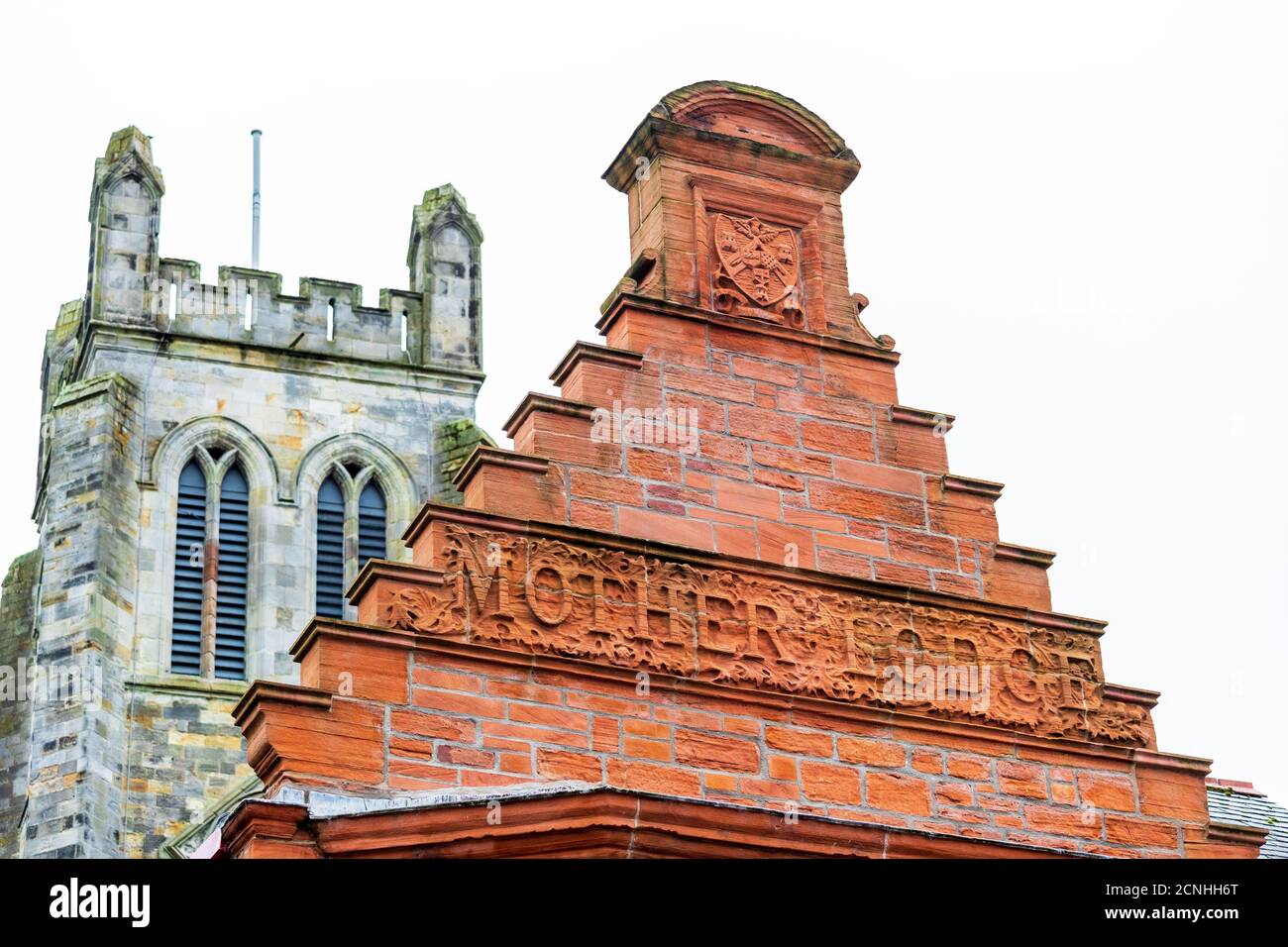 Frontespizio superiore della Casa Madre della Massoneria, Masonic Lodge, Kilwinning, Ayrshire, Scozia, Regno Unito con Kilwinning Abbey Tower sullo sfondo. Foto Stock