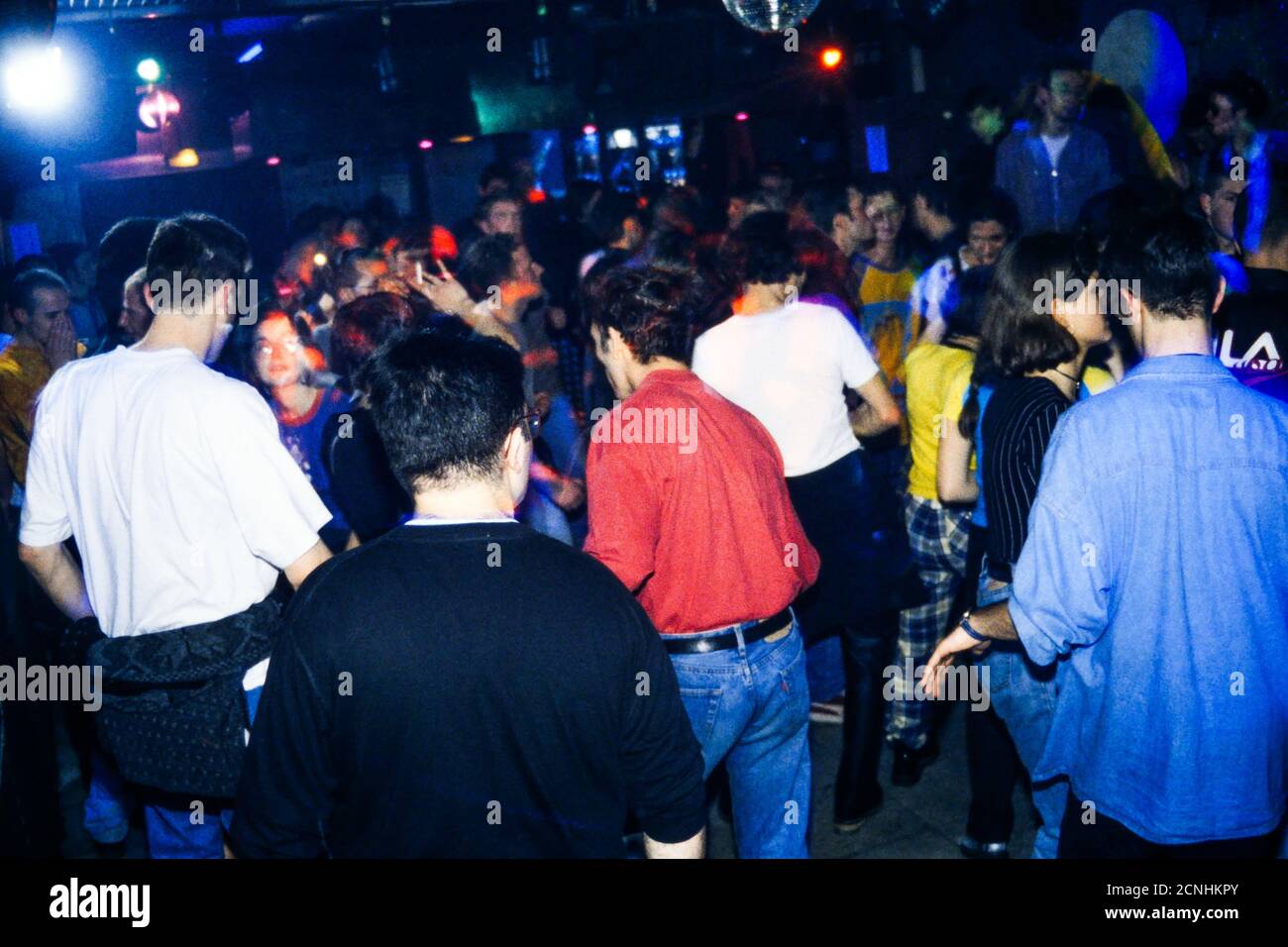 I giovani ballano in un night club, Lione, Francia Foto Stock