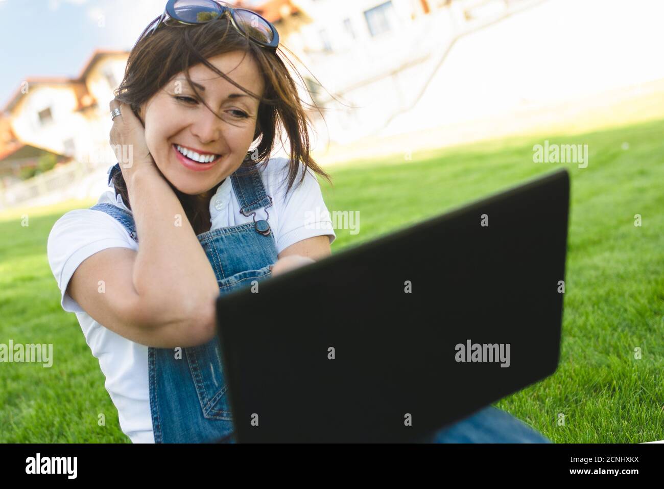 Buona notizia, Ritratto della donna caucasica adulta è emotivamente utilizzando il notebook, è felice. Attraente femmina ottiene emozioni gioiose Foto Stock