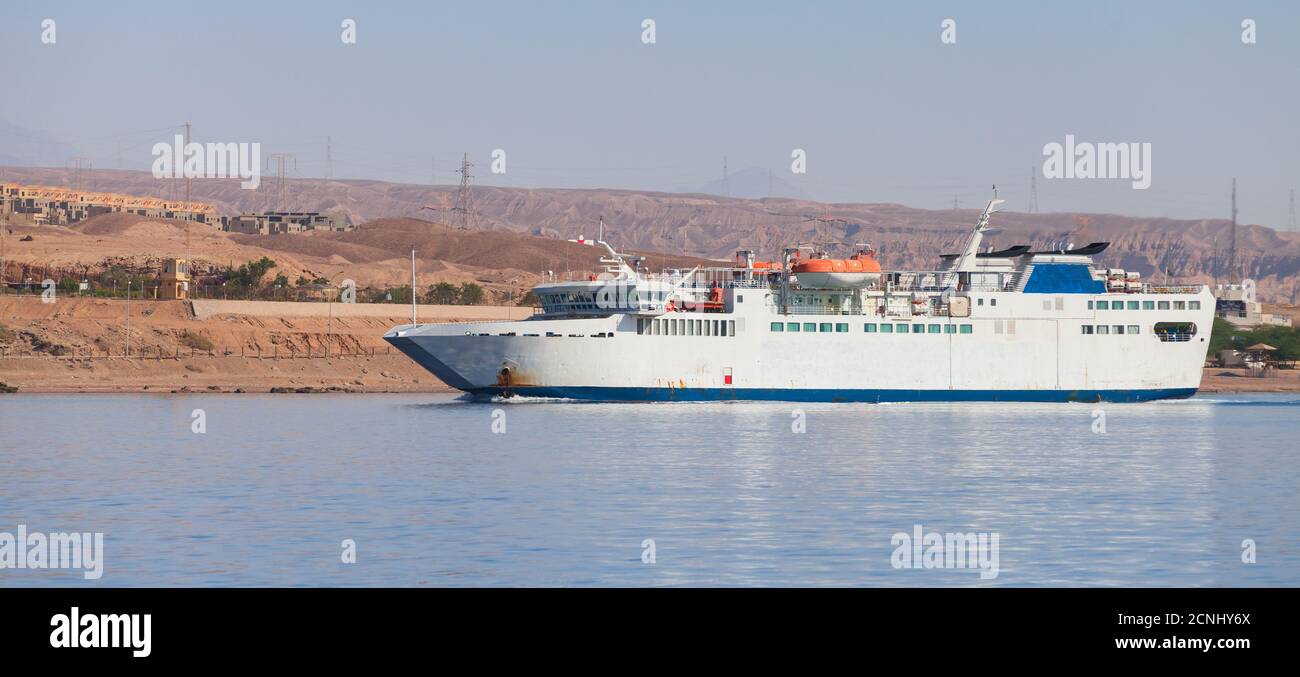 Il traghetto bianco entra nel porto di Aqaba, Mar Rosso, Giordania Foto Stock