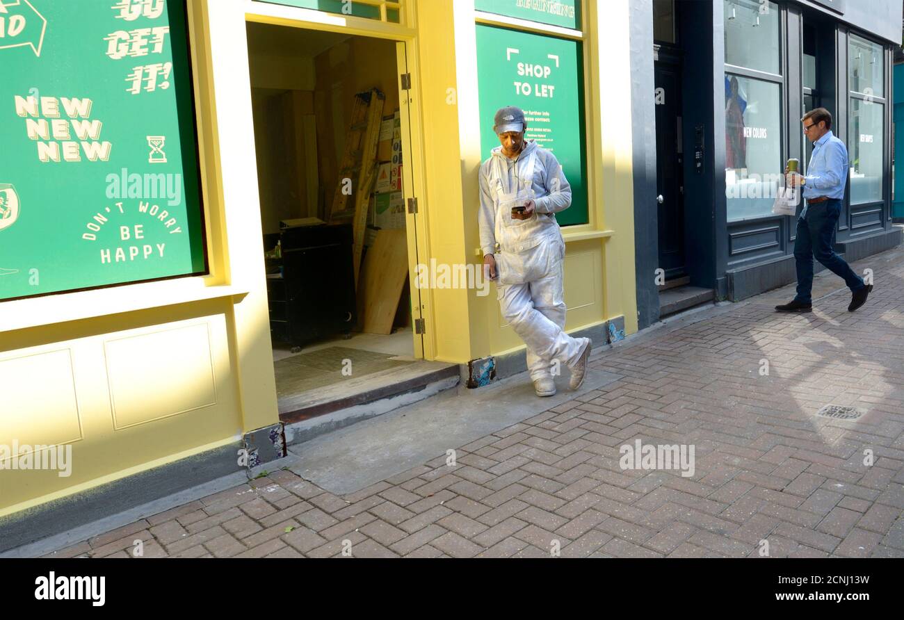 Londra, Inghilterra, Regno Unito. Uomo sul suo cellulare in Carnaby Street Foto Stock