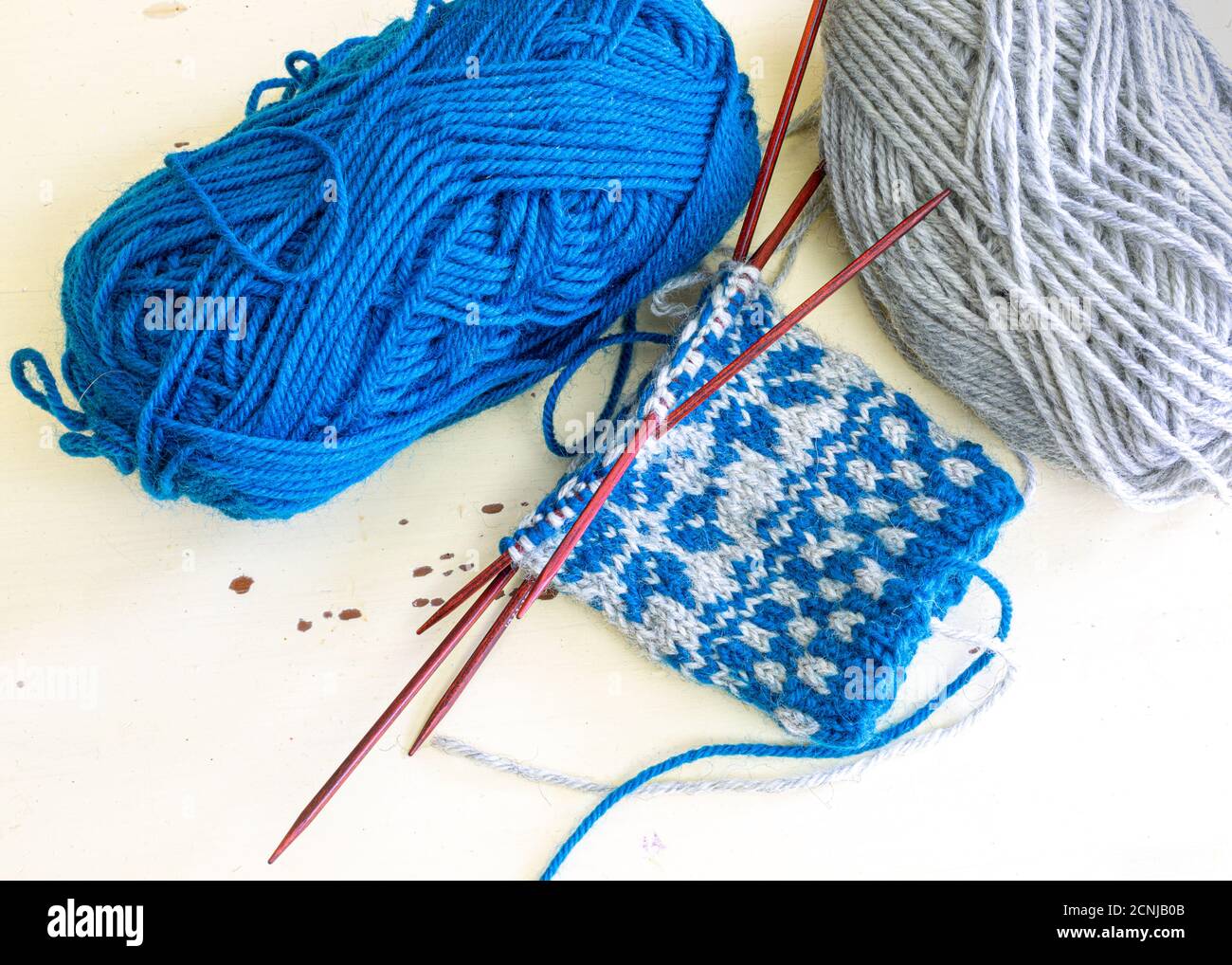 Colorazioni intrecciate a maglia ispirate alla Scandinavia utilizzate per la produzione dei mitens. Foto Stock
