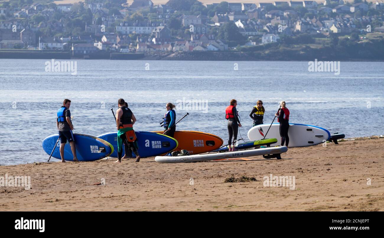 Dundee, Tayside, Scozia, Regno Unito. 18 Settembre 2020. Regno Unito tempo: Caldo e sole frizzante in tutto il Nord-Est della Scozia con temperature che raggiungono i 18°C. Dundee stand up Paddleboarders gruppo (noto come SUP) prendere la giornata fuori per godere il glorioso tempo metà settembre paddleboarding sul fiume Tay estuario a Broughty Ferry spiaggia. Credit: Dundee Photographics/Alamy Live News Foto Stock