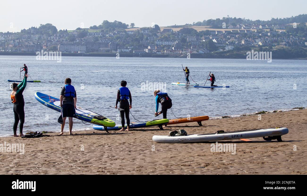 Dundee, Tayside, Scozia, Regno Unito. 18 Settembre 2020. Regno Unito tempo: Caldo e sole frizzante in tutto il Nord-Est della Scozia con temperature che raggiungono i 18°C. Dundee stand up Paddleboarders gruppo (noto come SUP) prendere la giornata fuori per godere il glorioso tempo metà settembre paddleboarding sul fiume Tay estuario a Broughty Ferry spiaggia. Credit: Dundee Photographics/Alamy Live News Foto Stock
