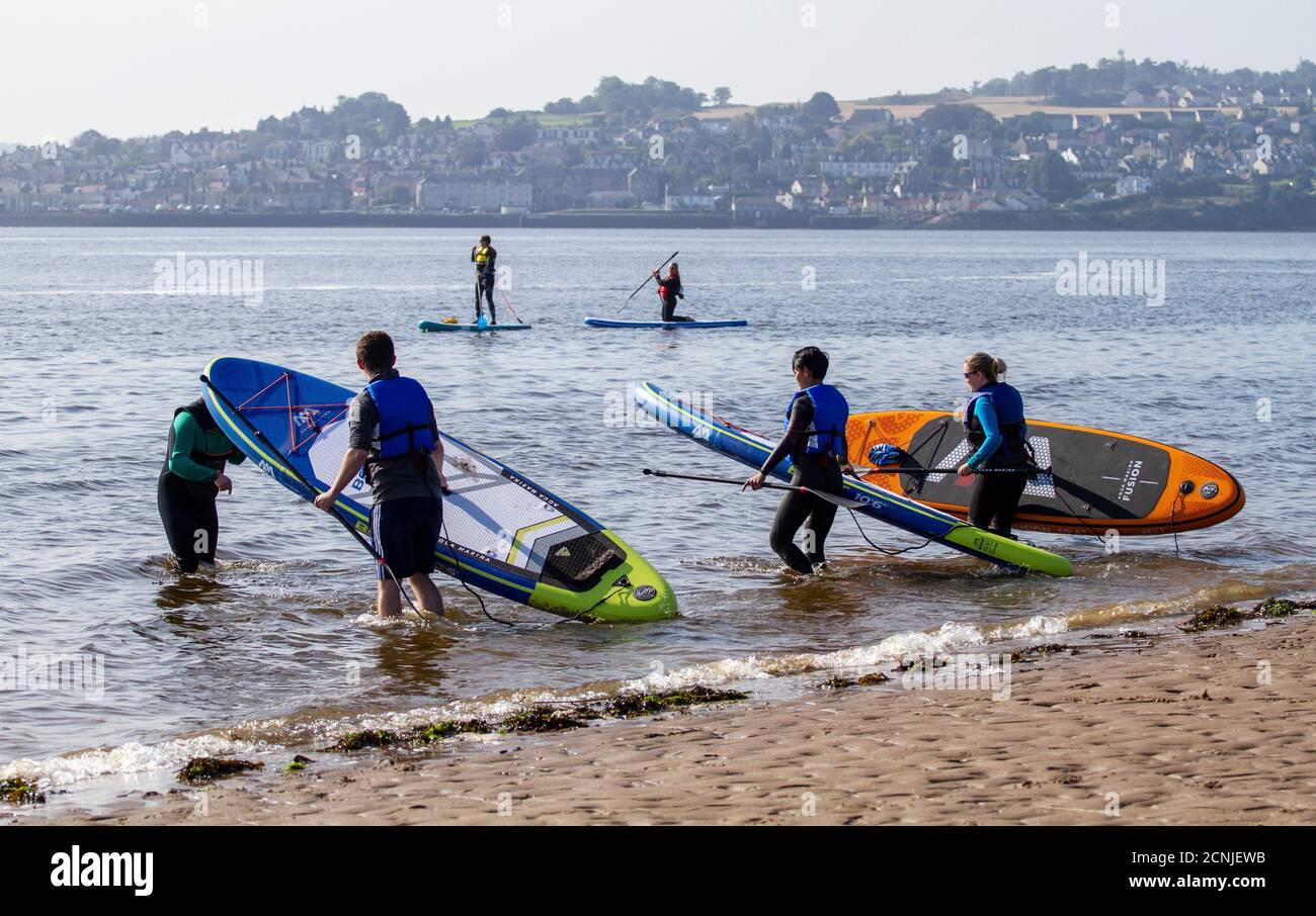 Dundee, Tayside, Scozia, Regno Unito. 18 Settembre 2020. Regno Unito tempo: Caldo e sole frizzante in tutto il Nord-Est della Scozia con temperature che raggiungono i 18°C. Dundee stand up Paddleboarders gruppo (noto come SUP) prendere la giornata fuori per godere il glorioso tempo metà settembre paddleboarding sul fiume Tay estuario a Broughty Ferry spiaggia. Credit: Dundee Photographics/Alamy Live News Foto Stock