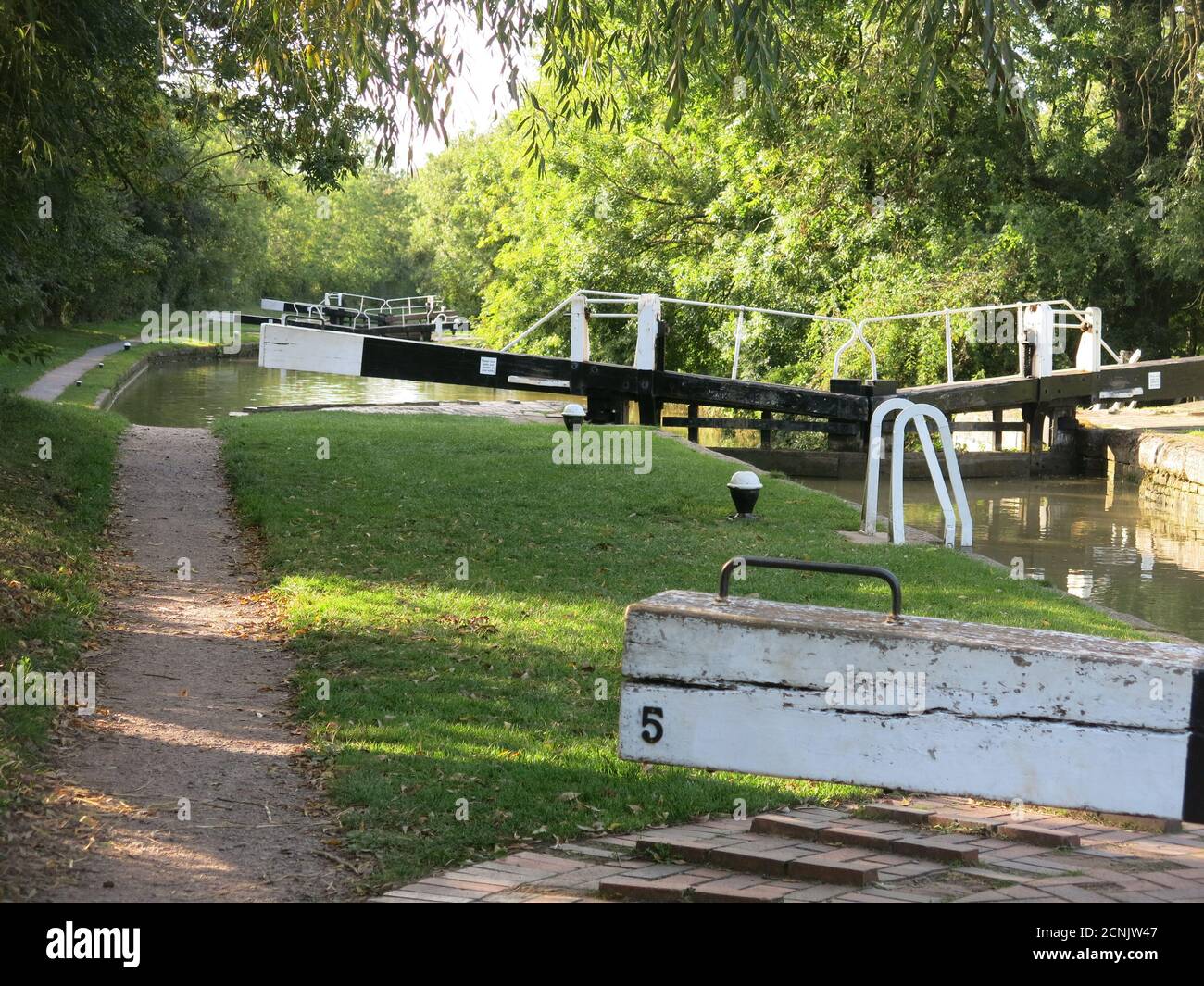 Vista lungo l'alzaia e serie di cancelli di blocco sul Canal Grand Union vicino a Braunston, Northamptonshire. Foto Stock
