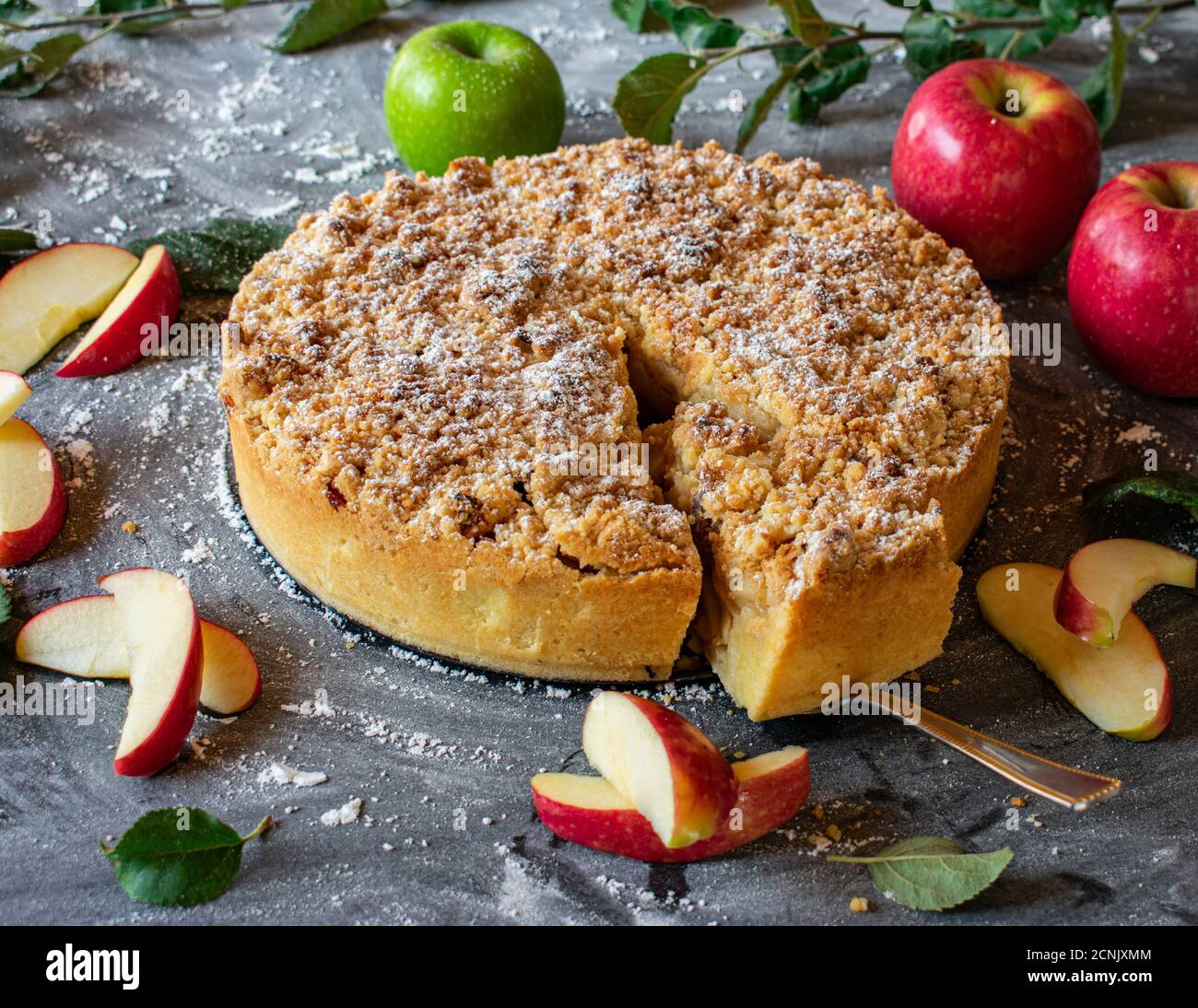 Tradizionale torta crumble di mela su un tavolo Foto Stock