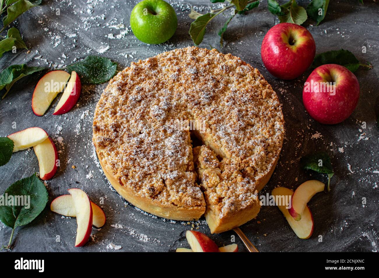 Tradizionale torta crumble di mela su un tavolo Foto Stock