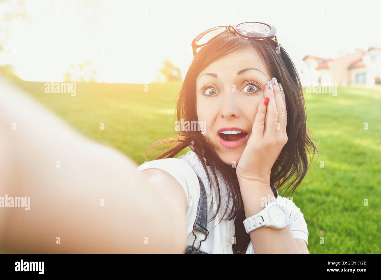 Emozione divertente, donna adulta che si diverte in natura, prendendo selfie. Concetto di divertimento Foto Stock