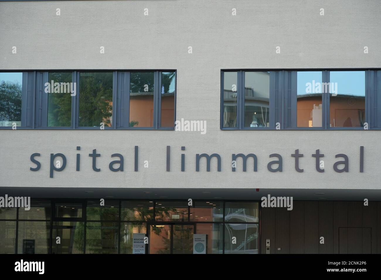 Ospedale Limmattal di Schlieren Svizzera. Una facciata di un nuovo edificio moderno di un ospedale regionale nel cantone di Zurigo aperto nel 2018. Foto Stock