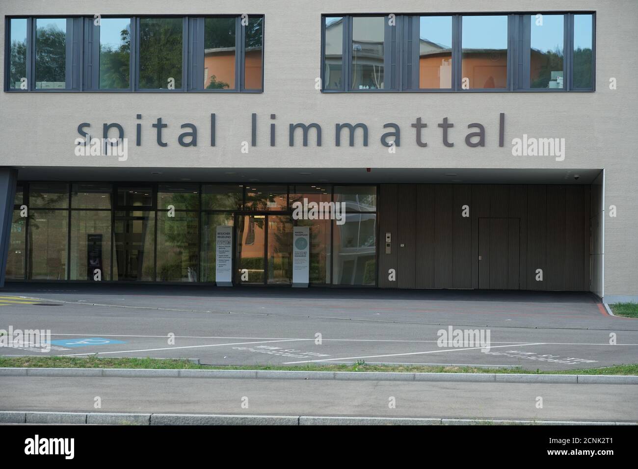 Ospedale Limmattal di Schlieren Svizzera. Una facciata e l'ingresso principale di un nuovo edificio moderno di un ospedale regionale nel cantone di Zurigo. Foto Stock