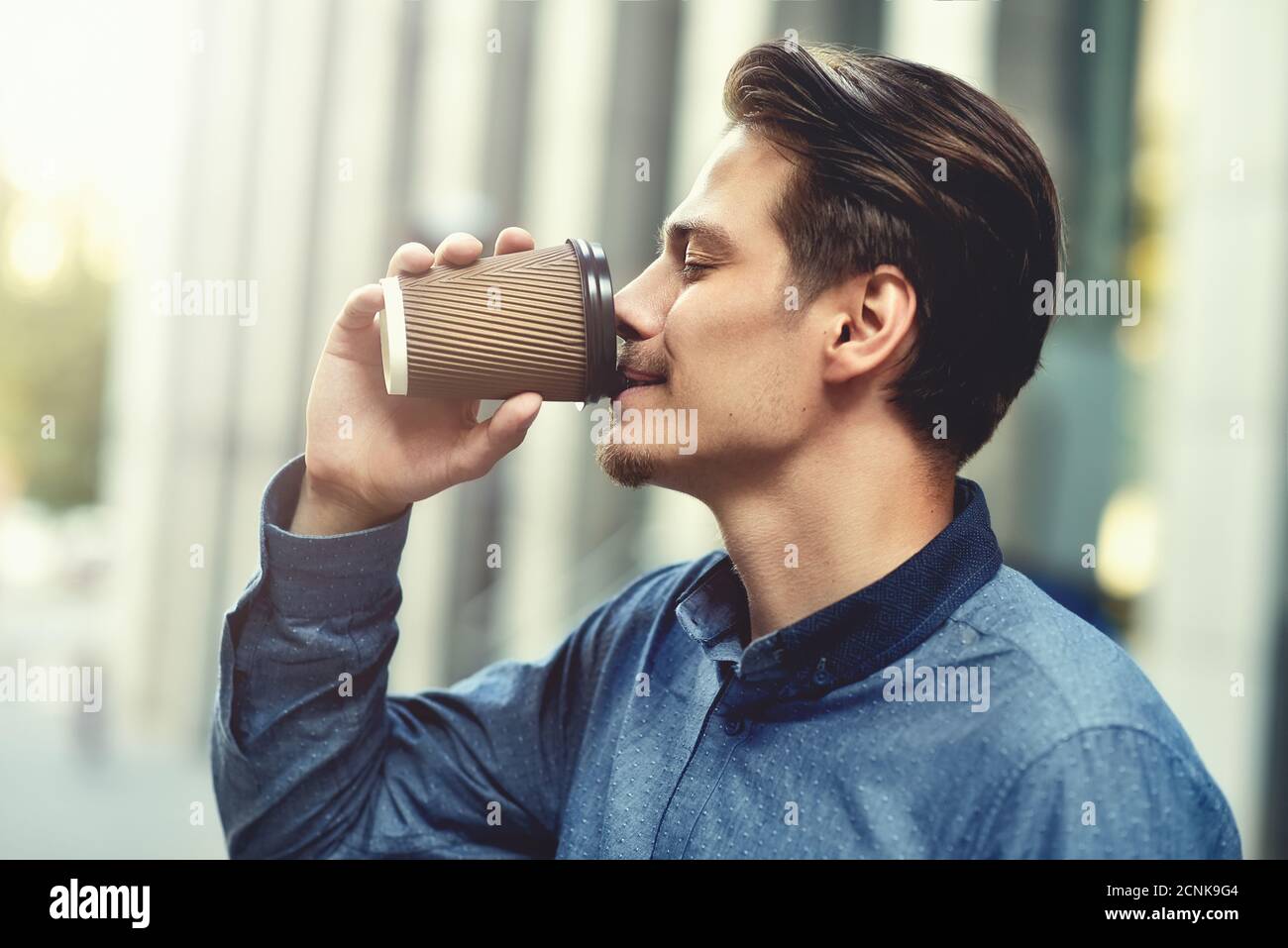 Uomini che bevono caffè. Primo piano di uomini che bevono caffè all'aperto Foto Stock