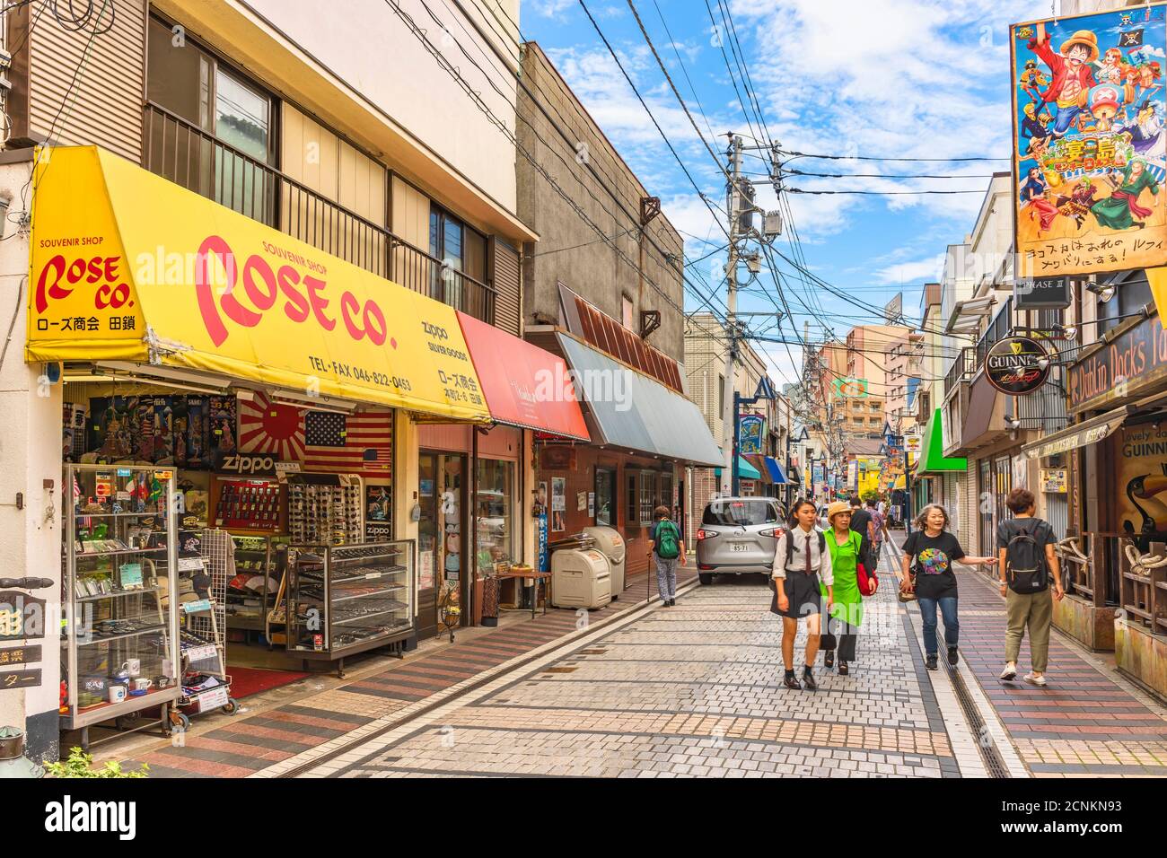 yokosuka, giappone - luglio 19 2020: Dobuita quartiere dei divertimenti vicino alla base navale di Yokosuka chiamata Dobuita-dori strada dello shopping famosa per il suo sukajan sou Foto Stock