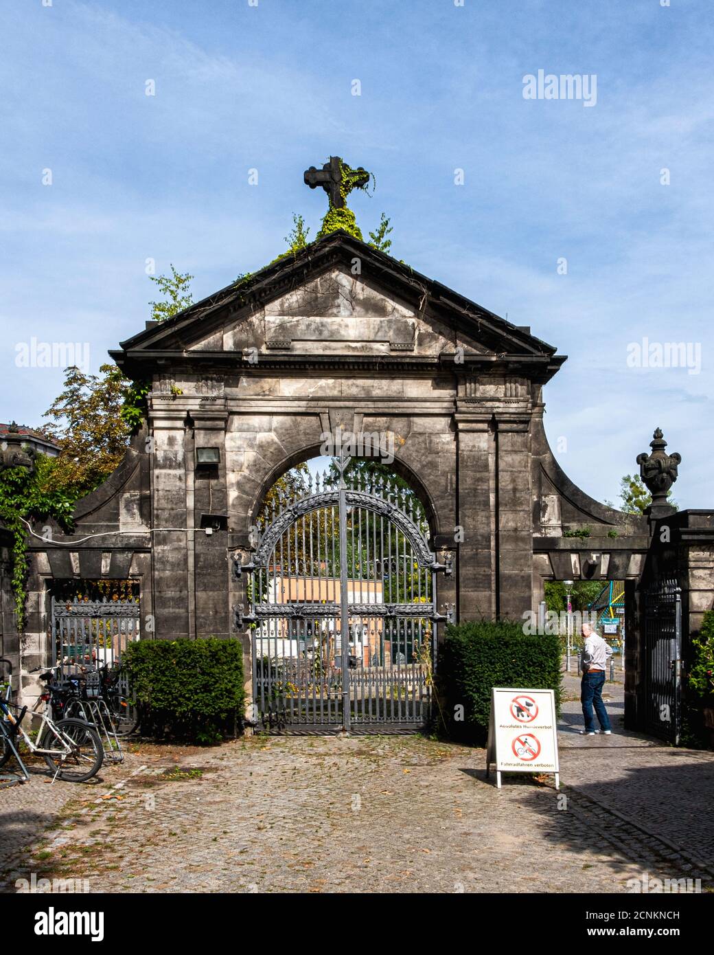 Alter St. Matthäus Kirchhof .Cimitero di San Matteo antico, Schöneberg-Berlino, ingresso in pietra ad arco e cancello di sepoltura Foto Stock