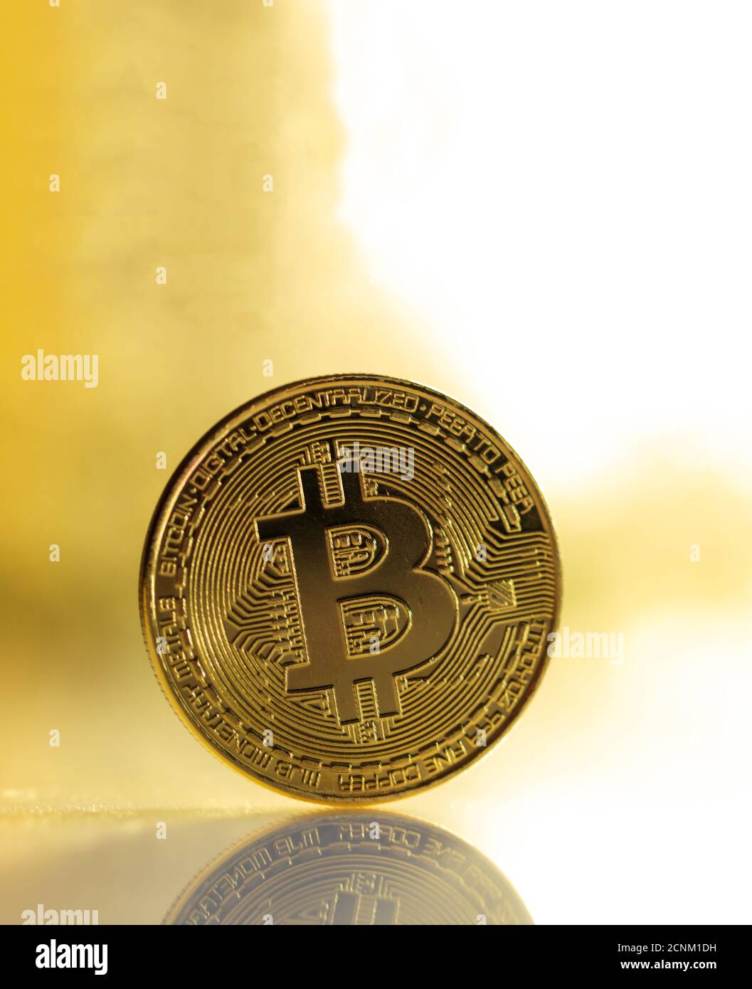 Bitcoin, btc. Moneta Crypto Gold bit moneta su sfondo lucido
