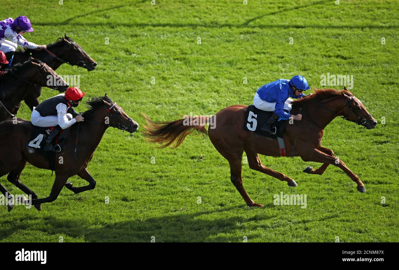 Yibir guidato da William Buick (a destra) vince il 40 anniversario Haynes, Hanson & Clark Conditions Stakes all'ippodromo di Newbury. Foto Stock