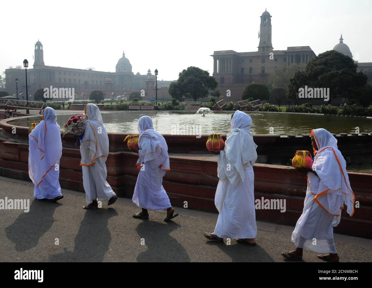 Vedove da Vrindavan camminare lungo la collina di Raisina a Nuova Delhi Incontrare il primo Ministro Narendra modi lo saluterà Festa indù dei colori - Holi su Fe Foto Stock