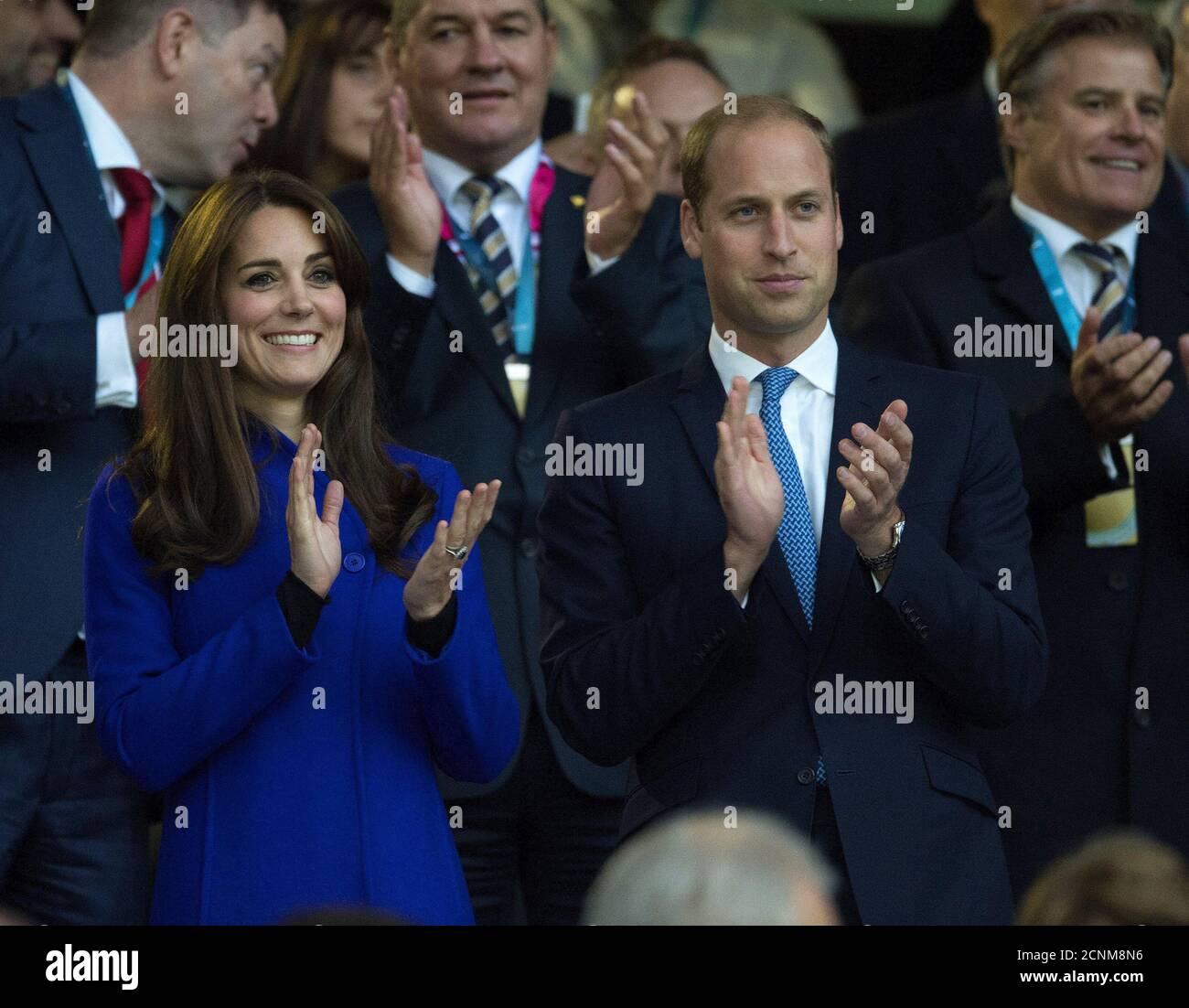 IL PRINCIPE GUGLIELMO E CATERINA LA DUCHESSA DI CAMBRIDGE GUARDANO LA CERIMONIA DI APERTURA. COPPA DEL MONDO DI RUGBY 2015. CREDITO IMMAGINE : MARK PAIN / ALAMY Foto Stock