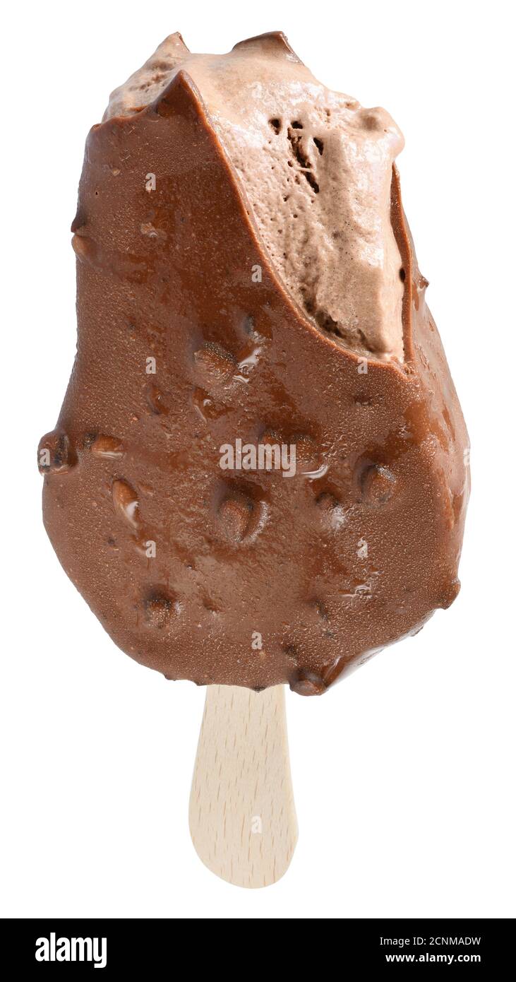 Gelato su un bastone coperto di glassa di cioccolato scuro isolato Foto Stock