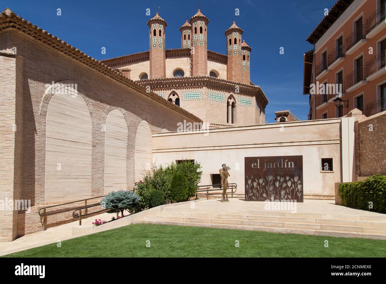 Teruel, Spagna - 17 agosto 2020: Giardino della Chiesa di San Pietro a Teruel, Spagna. Foto Stock