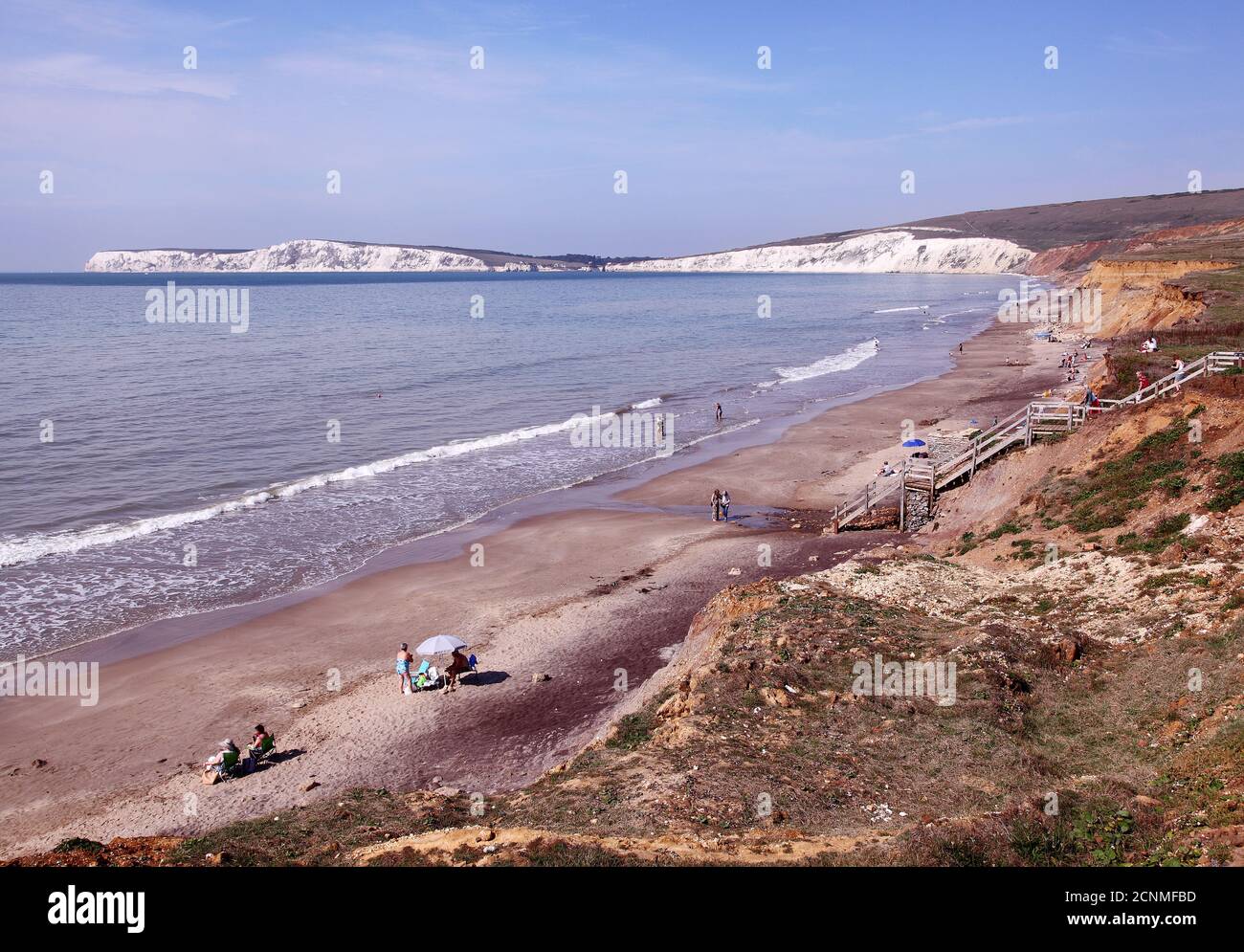 Shippards Chine e Hanover Point Beach, guardando verso Compton Bay e Freshwater Bay, Isola di Wight. Scogliere di gesso bianco della punta degli aghi. Foto Stock