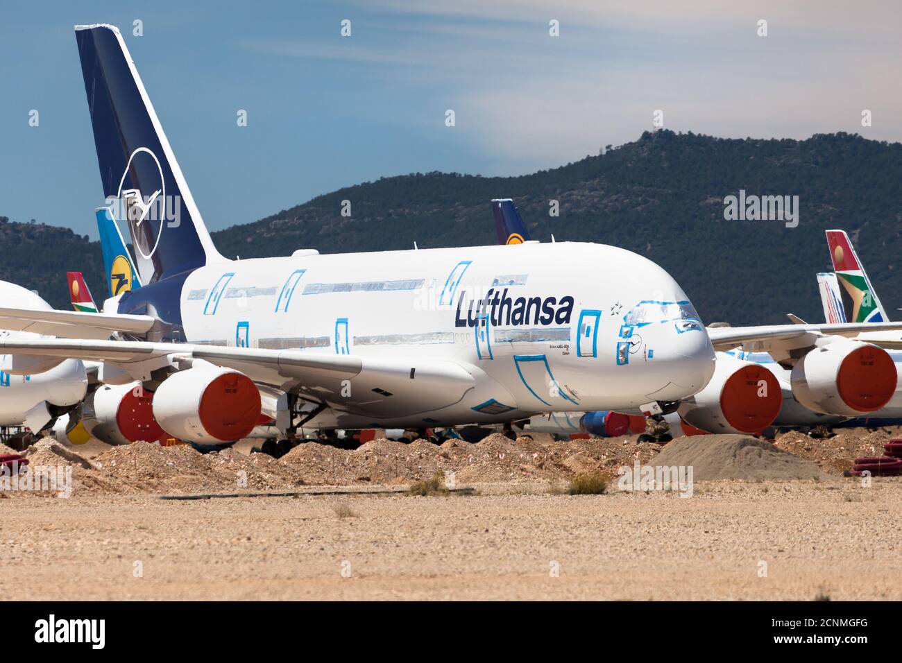 Teruel, Spagna - 17 agosto 2020: Lufthansa Airbus A380-800 immagazzinato all'aeroporto di Teruel, Spagna. Foto Stock