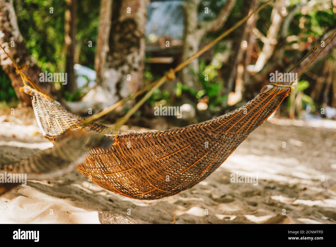 Giovane donna che si rilassa in un'amaca sulla spiaggia durante le vacanze estive. Foto Stock