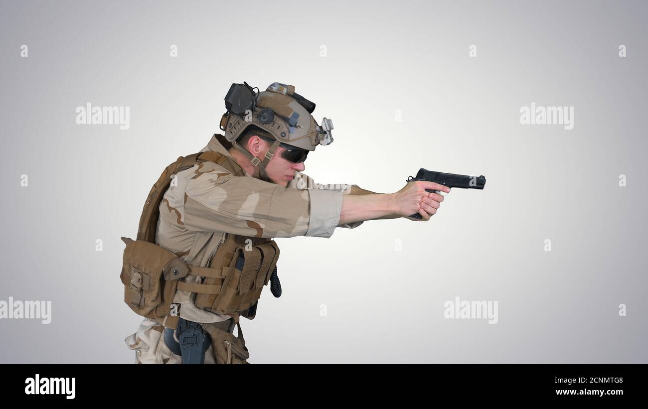 Soldato moderno, combattente contro la squadra terrorista che punta e spara Foto Stock