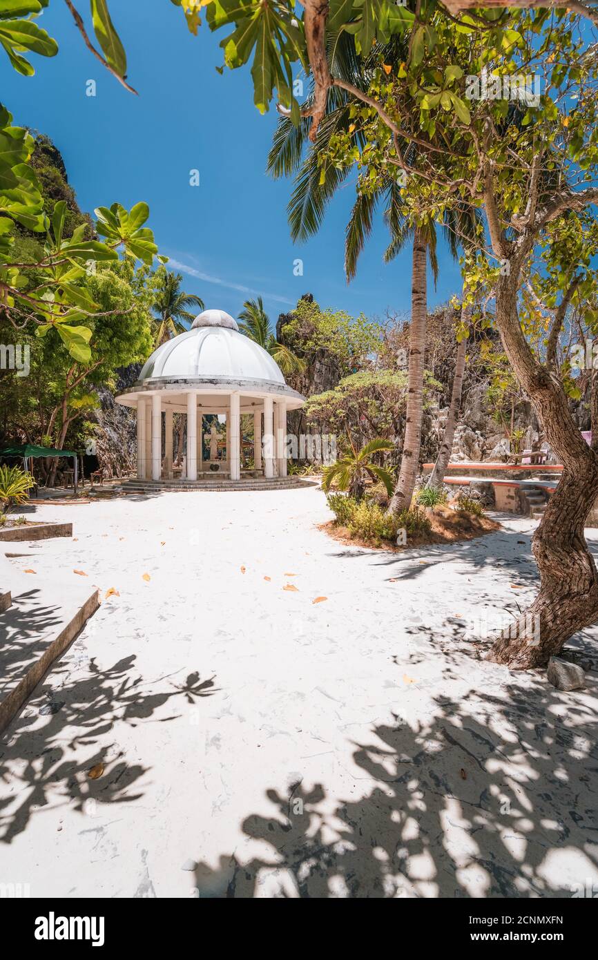 Santuario rotunda situato sull'isola di Matinloc, El Nido, Palawan, Filippine. Foto Stock