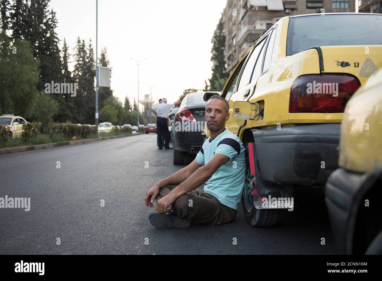 I siriani aspettano almeno 4 ore! Per riempire i loro serbatoi carburante crisi in Damasco - siria 2020 Foto Stock