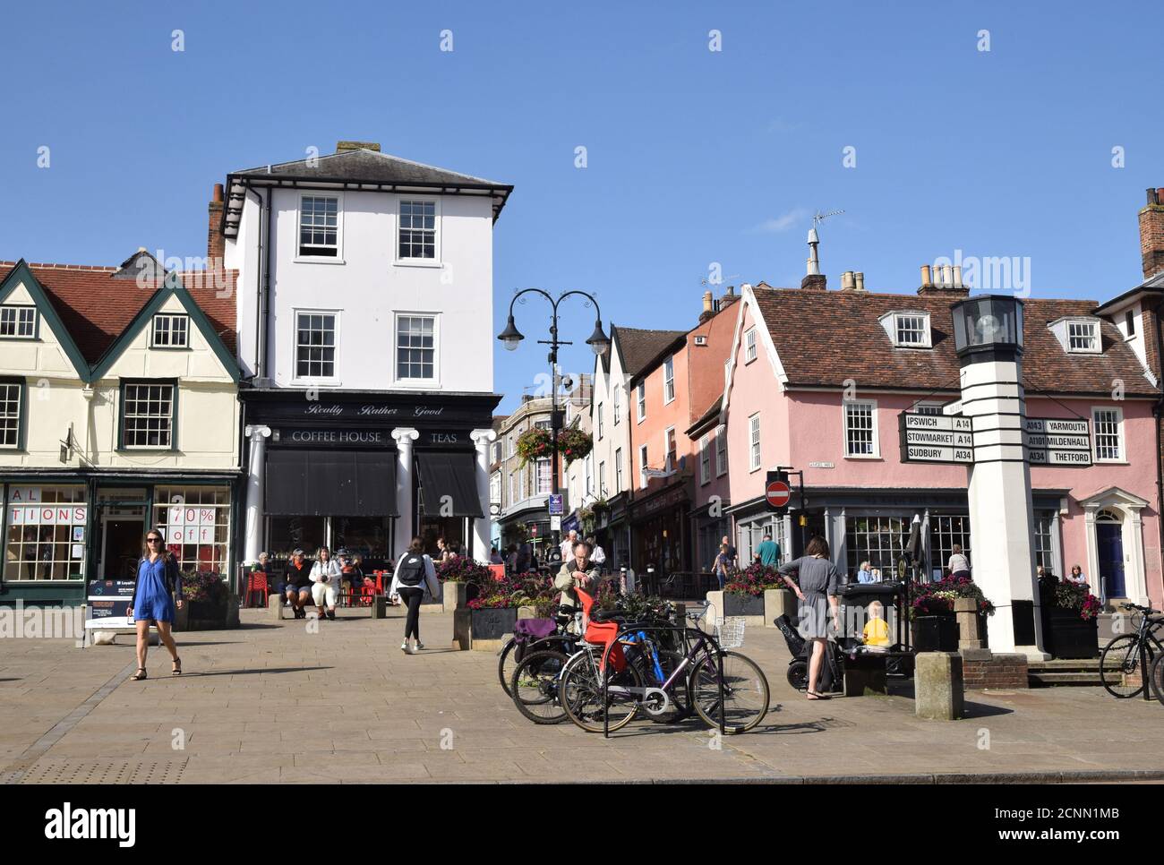 vista della piazza dell'angelo che conduce a abbeygate street, bury st edmunds, suffolk, con una colonna di cartello stradale di sale Foto Stock