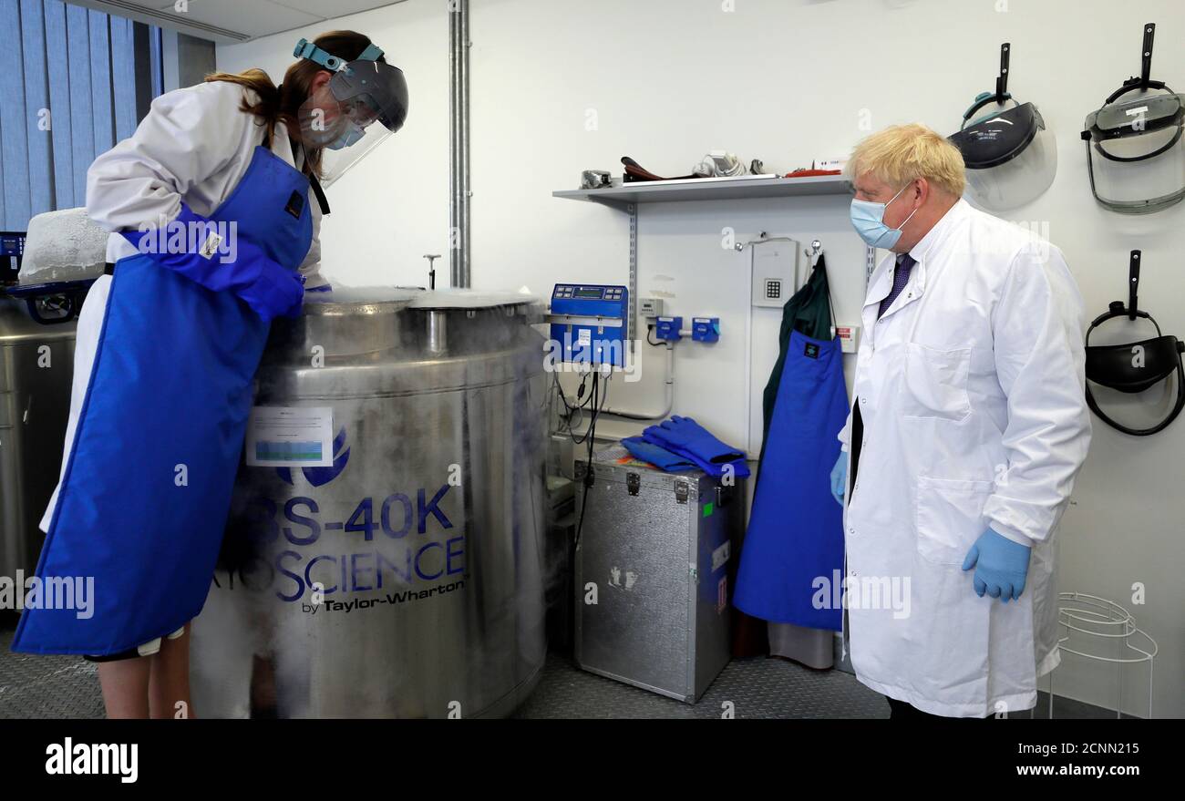 Il primo ministro Boris Johnson ha mostrato campioni conservati in azoto liquido dal professor Kate Ewer durante una visita al Jenner Institute di Oxford, dove ha visitato il laboratorio e ha incontrato gli scienziati che stanno conducendo la ricerca sul vaccino COVID. Foto Stock