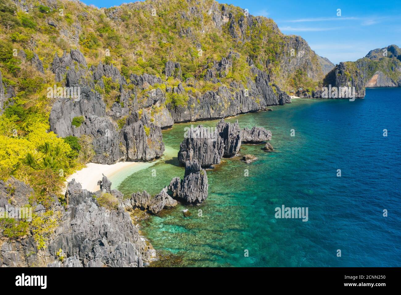 El Nido, Isola di Palawan. Laguna nascosta e rocce di pietra calcarea. Formazioni rocciose sulla famosa spiaggia tropicale delle Filippine. Foto Stock