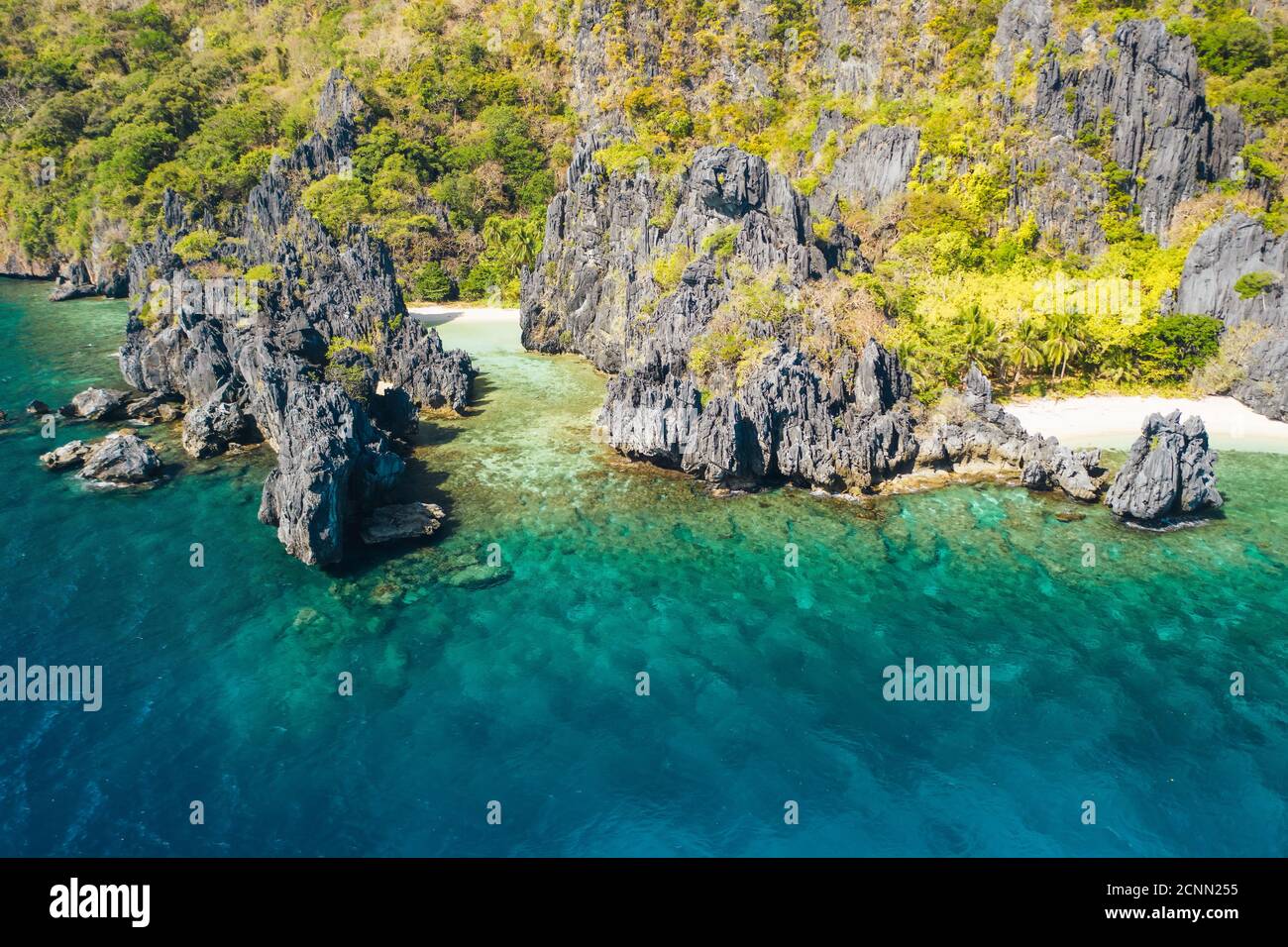 El Nido, Isola di Palawan. Litorale lagunare nascosto. Formazioni rocciose calcaree sulla famosa spiaggia tropicale delle Filippine. Foto Stock