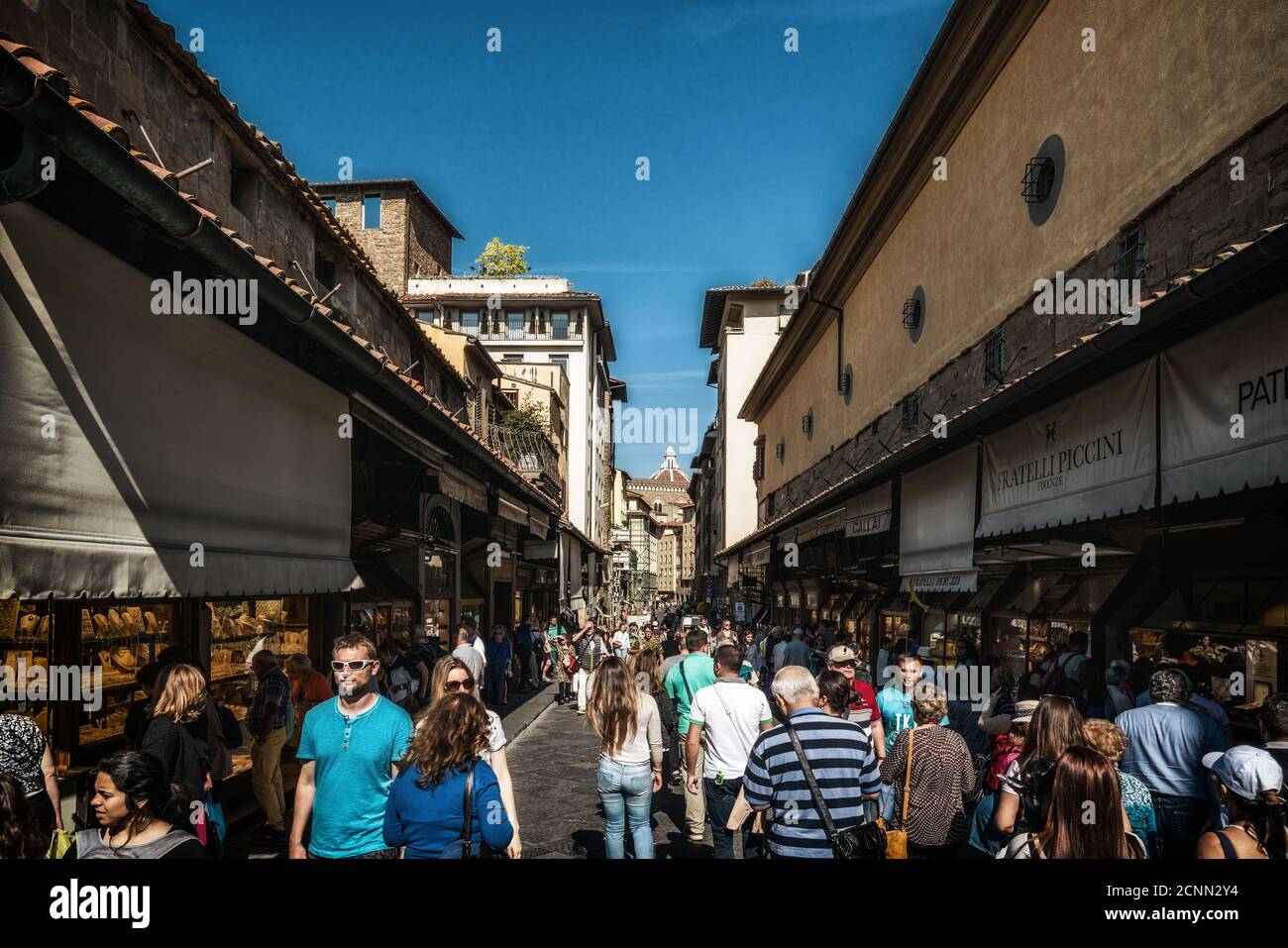 Firenze, Italia - 30 Set 2017: La gente cammina sul Ponte Vecchio a Firenze. Questo ponte è il centro della via dello shopping a Firenze e si trova Foto Stock