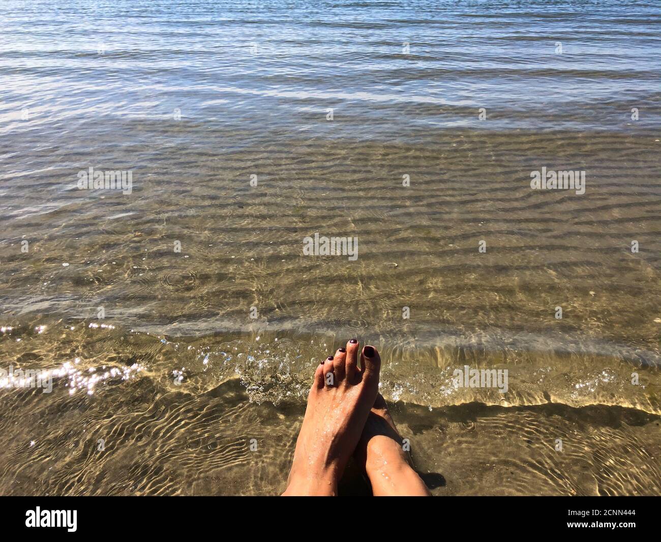 I piedi della donna in riva al mare, Fanoe, Jutland, Danimarca Foto Stock