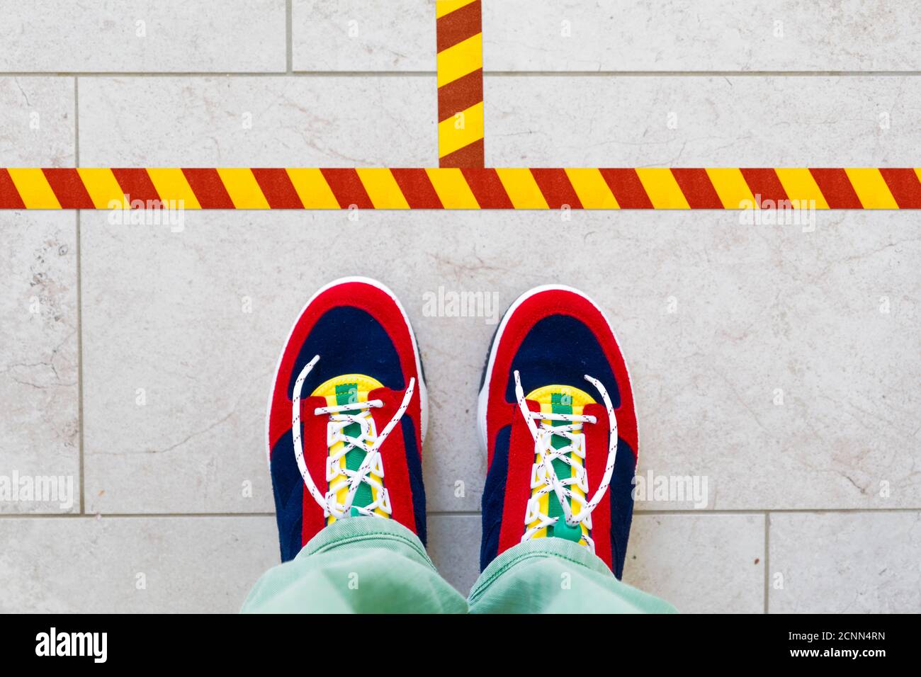 Sneakers, marcature per pavimenti, dall'alto Foto Stock
