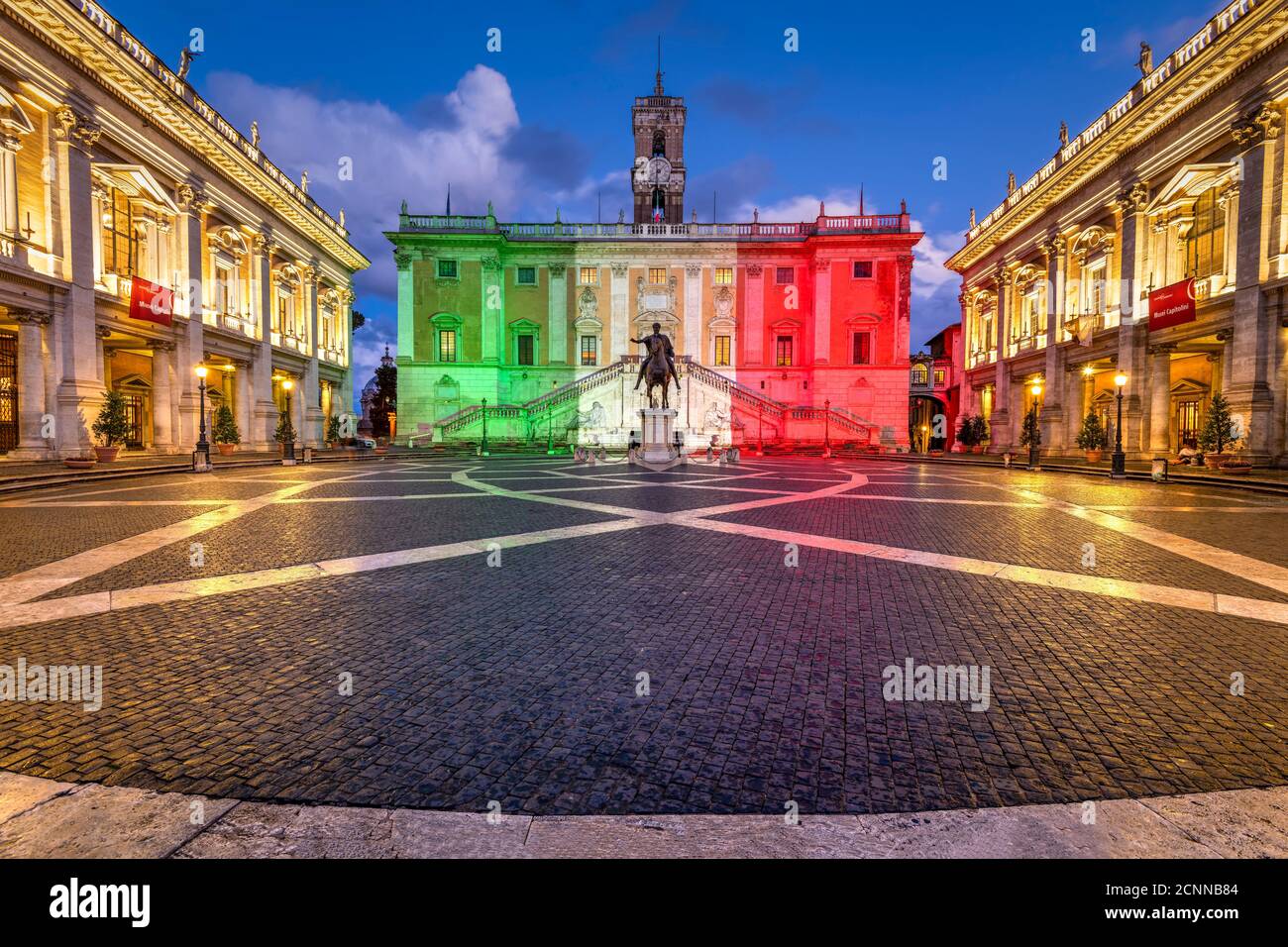Piazza del Campidoglio con Palazzo Senatorio illuminato con i colori della bandiera italiana, Roma, Lazio, Italia Foto Stock
