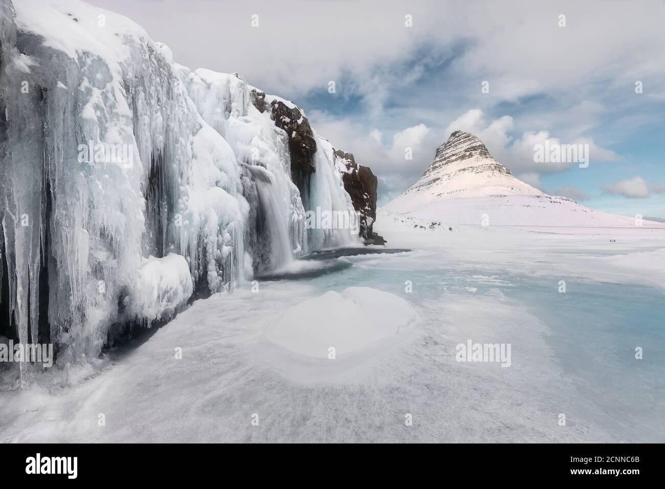 Cascata di Kirkjufellsfoss e montagna di Kirkjufell, penisola di Snæfellsnes, Islanda Foto Stock