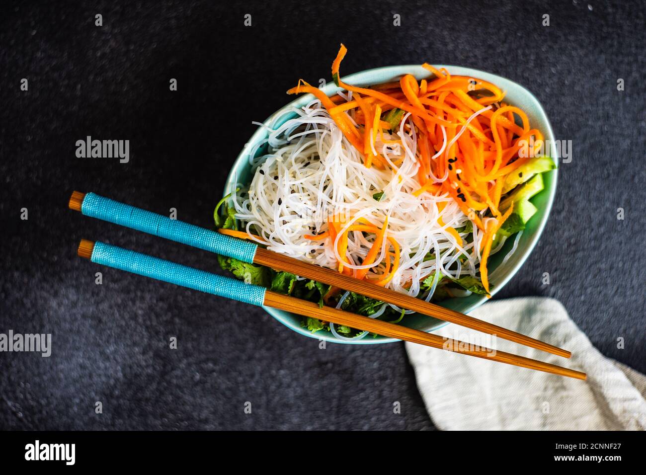 Vista dall'alto su noodle asiatico e insalata di verdure con bastoncini di pollo Foto Stock