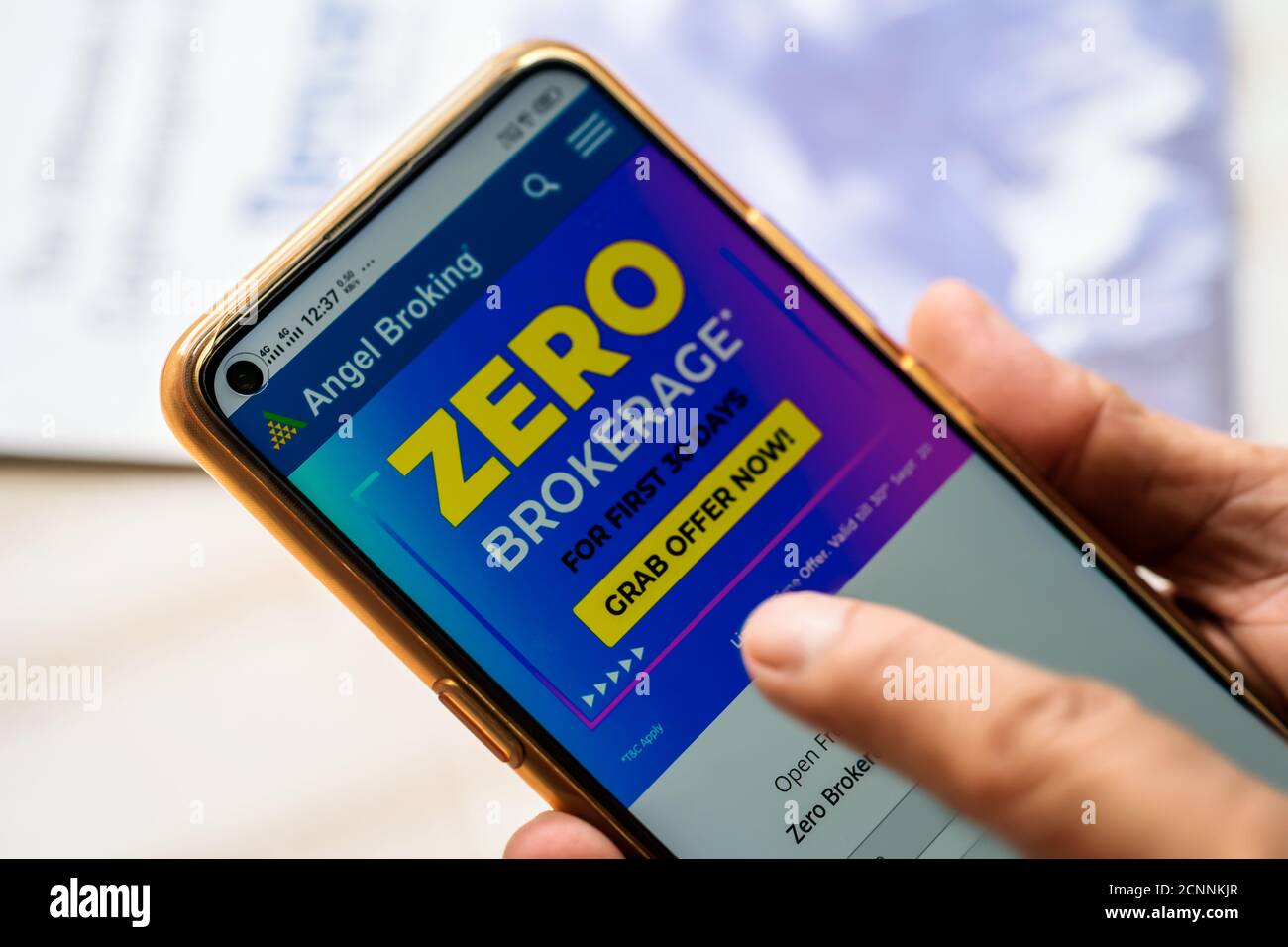 Bengala Occidentale, India, 17 settembre 2020 : Angelo Broking IPO. Il sito ufficiale di Angel Broking per la tenuta della mano su cellulare e il surf. Un broker che offre a in Foto Stock