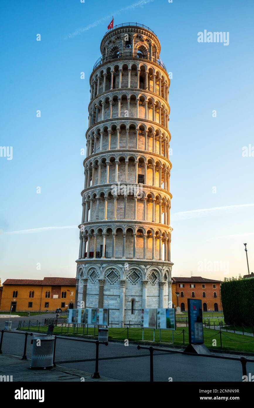 Torre Pendente di Pisa a Pisa, Italia - Torre Pendente di Pisa conosciuta in tutto il mondo per la sua inclinazione involontaria e la famosa destinazione turistica d'Italia. Lo è Foto Stock