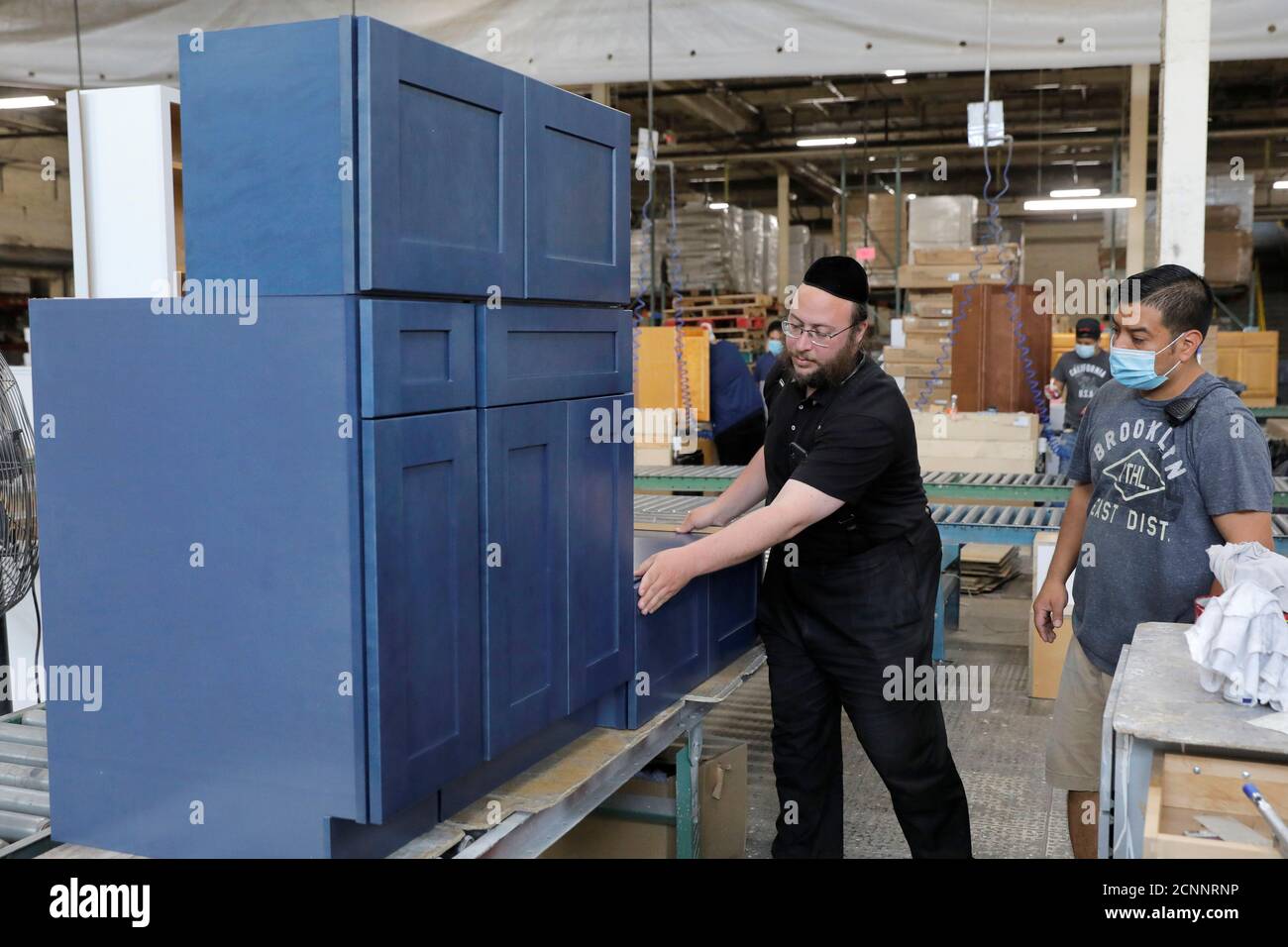 I lavoratori assemblano i cabinet alla CNC Cabinetry a South Plainfield, New Jersey, Stati Uniti, 16 giugno 2020. REUTERS/Andrew Kelly Foto Stock